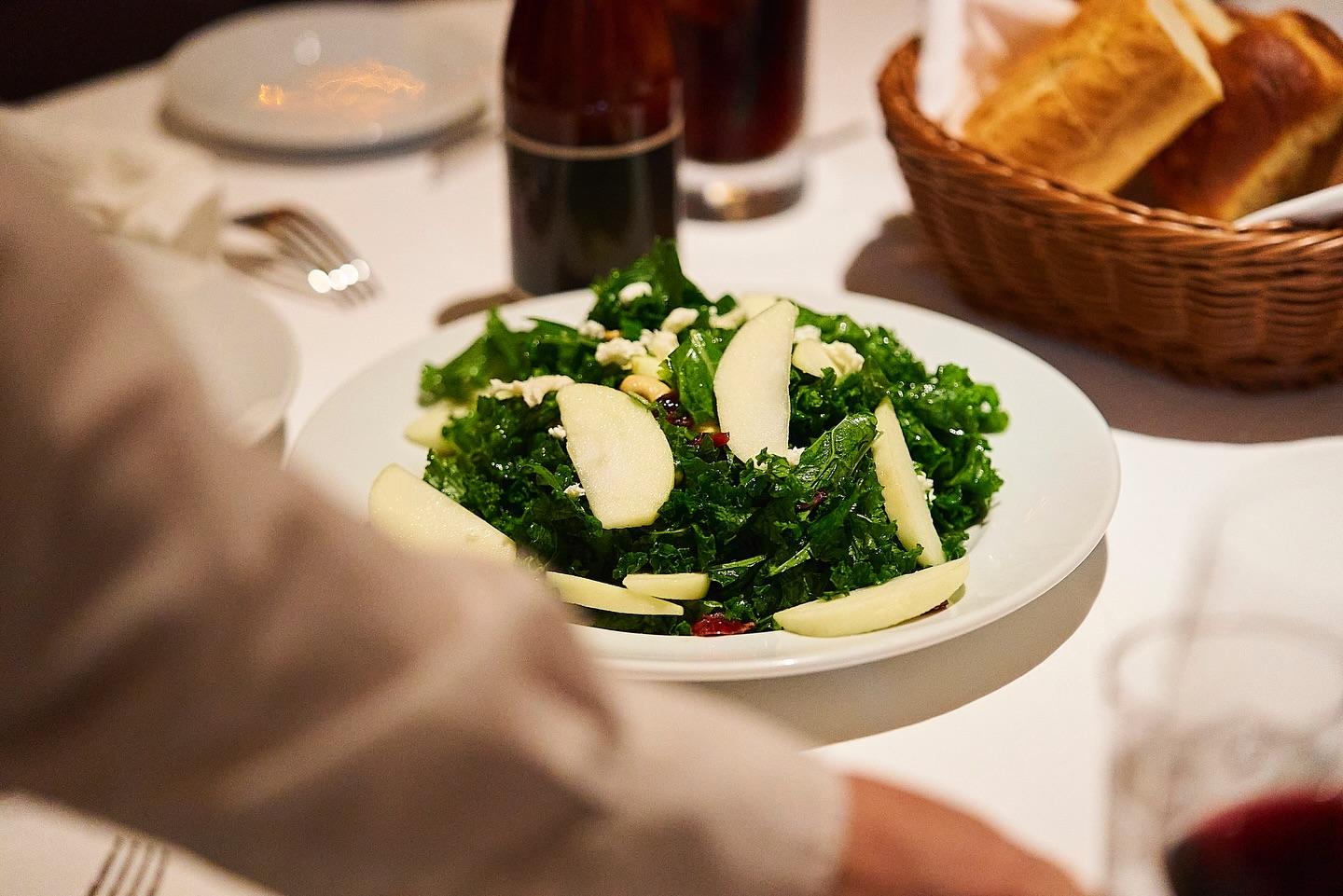 シャキシャキのケールと甘酸っぱいリンゴ、ドライクランベリーの華やかなアクセント。