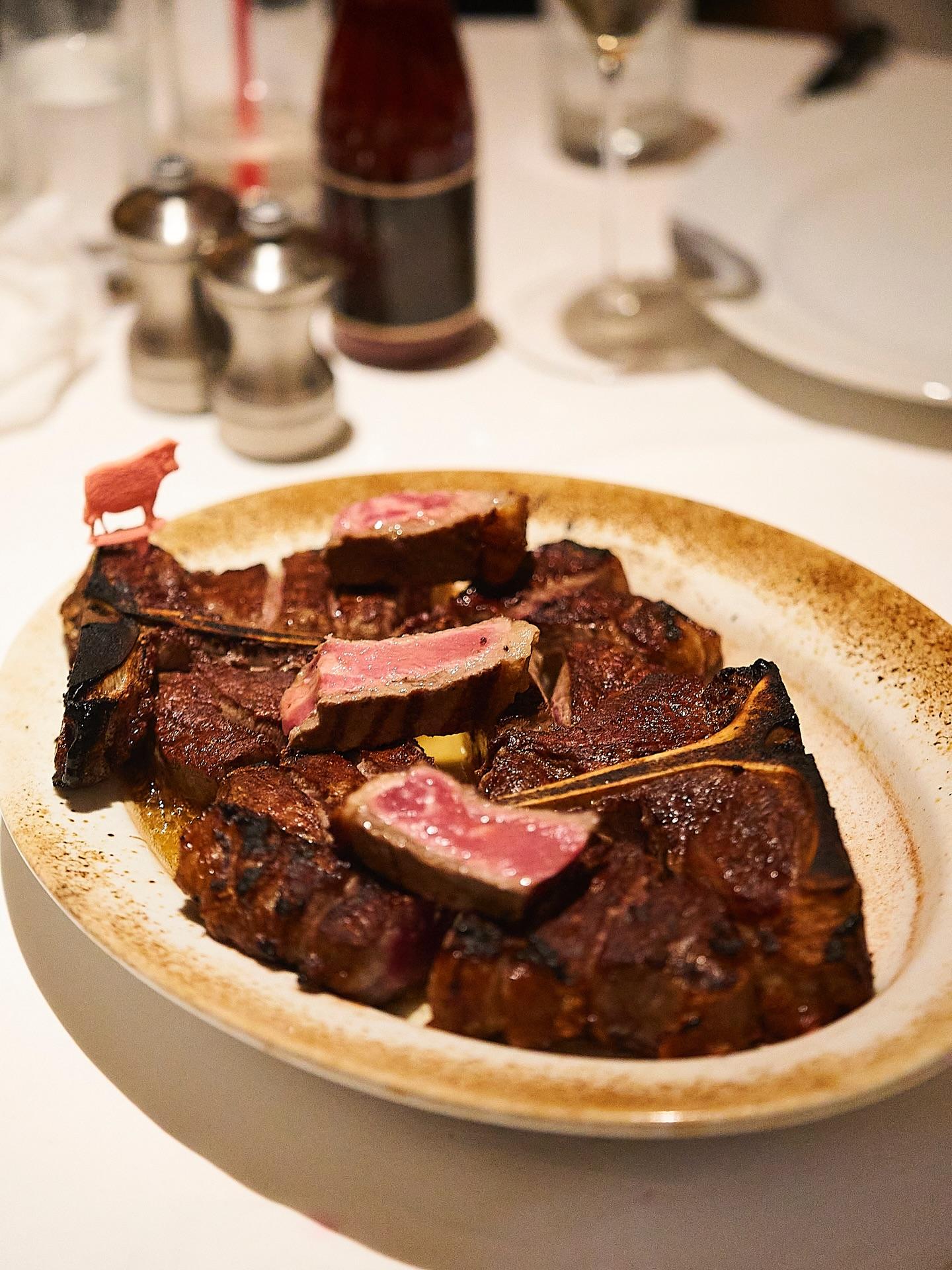 厚切りステーキから溢れ出すジューシーな肉汁。