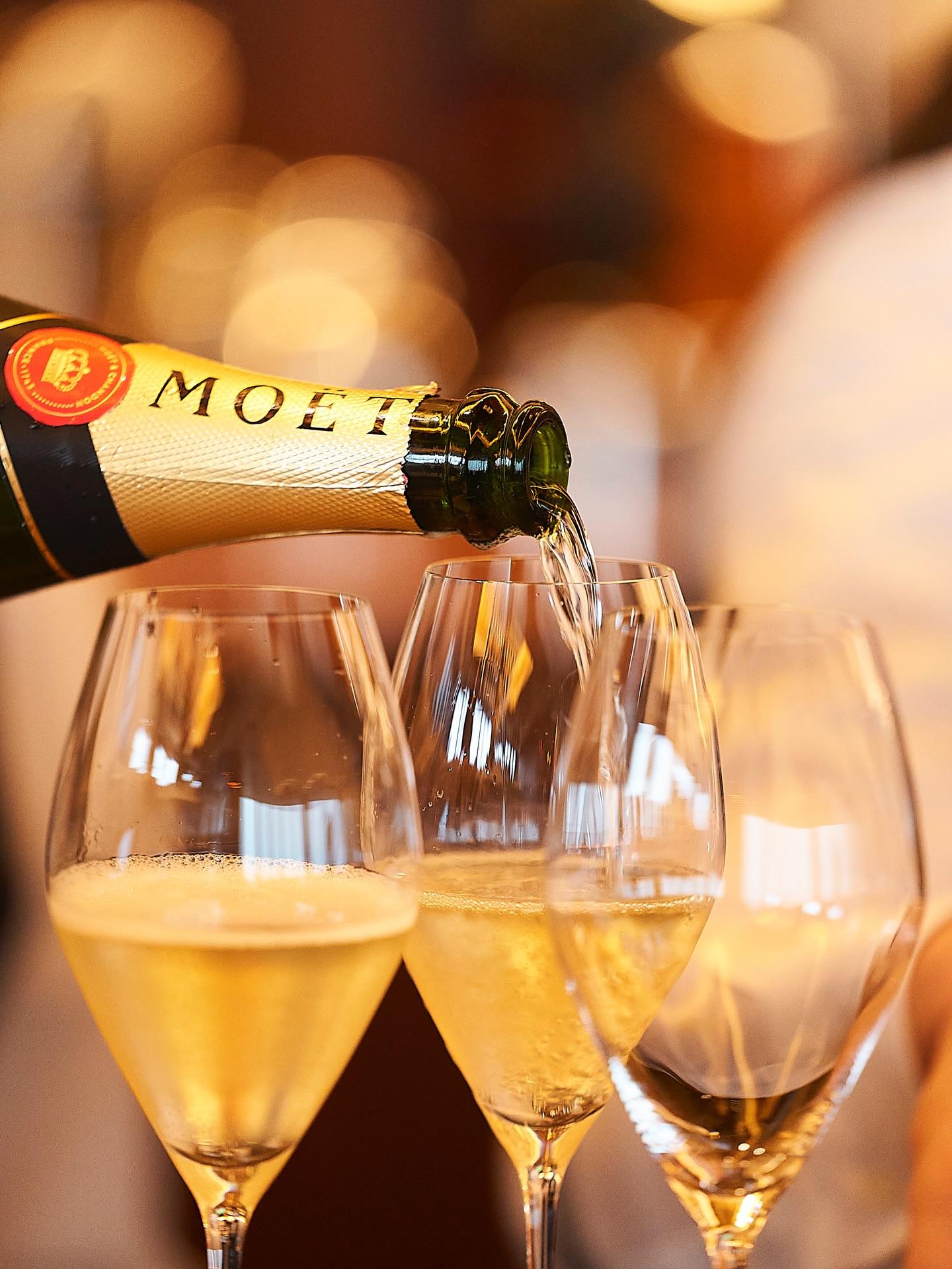 ラグジュアリーなバーカウンターで、静かに流れる贅沢なひとときを。