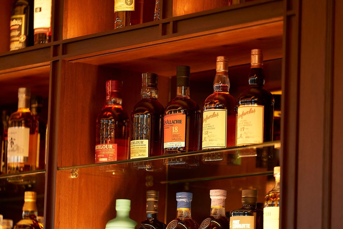 照明や素材にこだわったカウンター席で、心ほどけるひとときを。