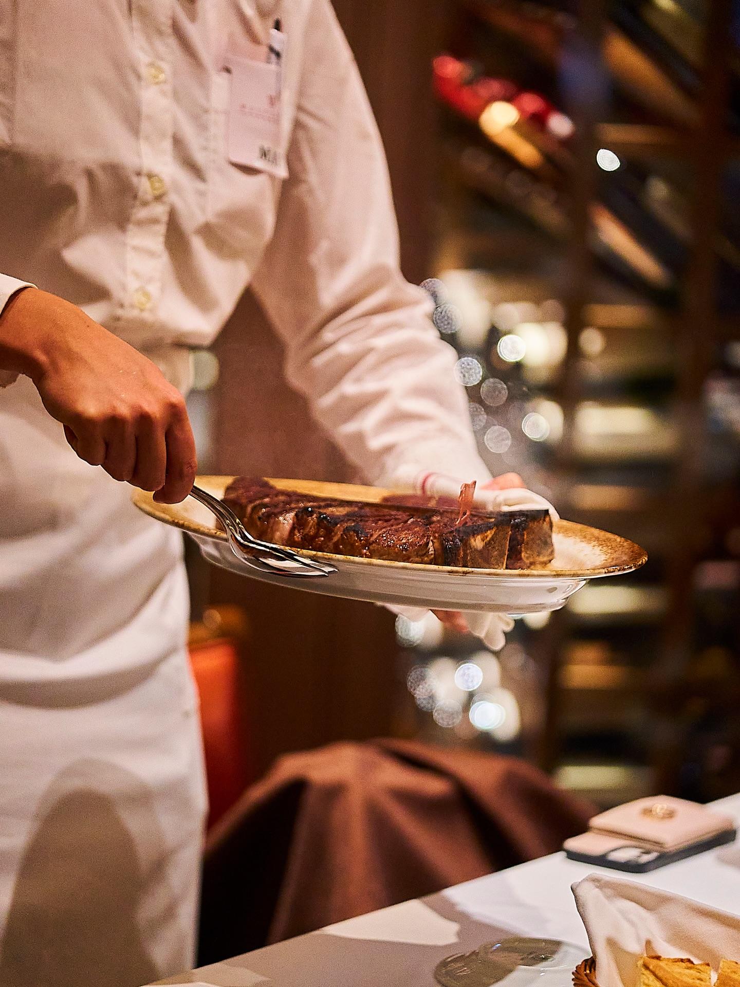 時間をかけて旨みを引き出したプライムグレードの牛肉を、