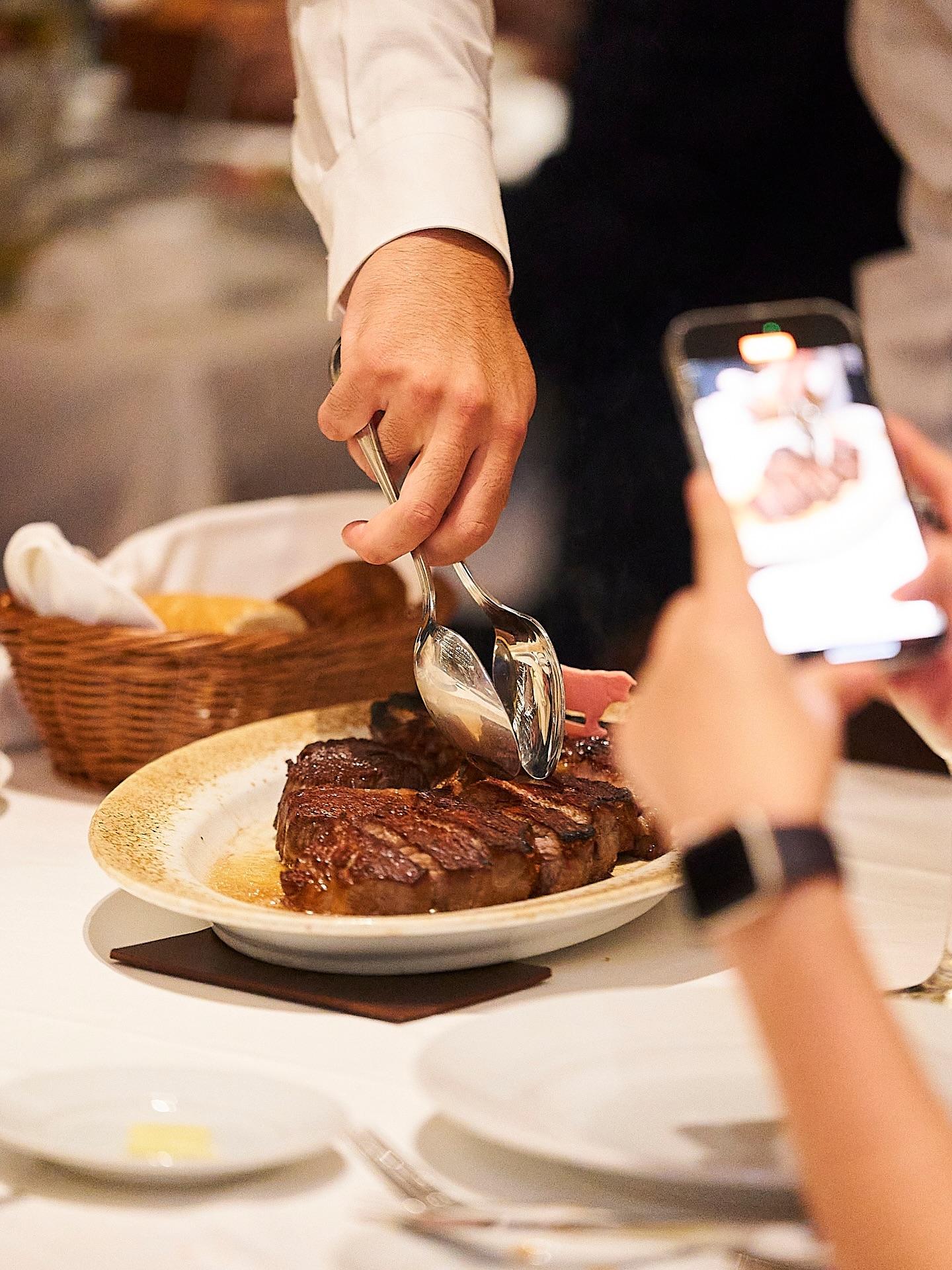 時間をかけて仕上げたプライムグレードの牛肉を、