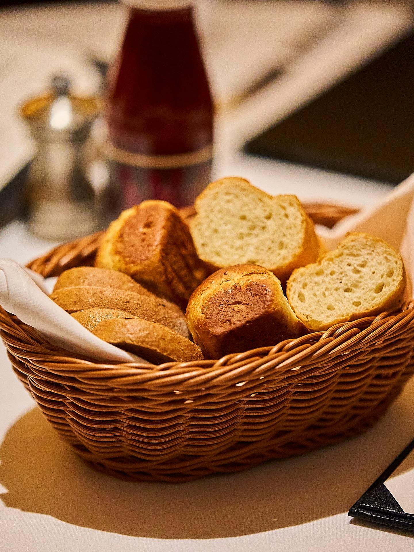 料理を引き立てる、こだわりのバケット。