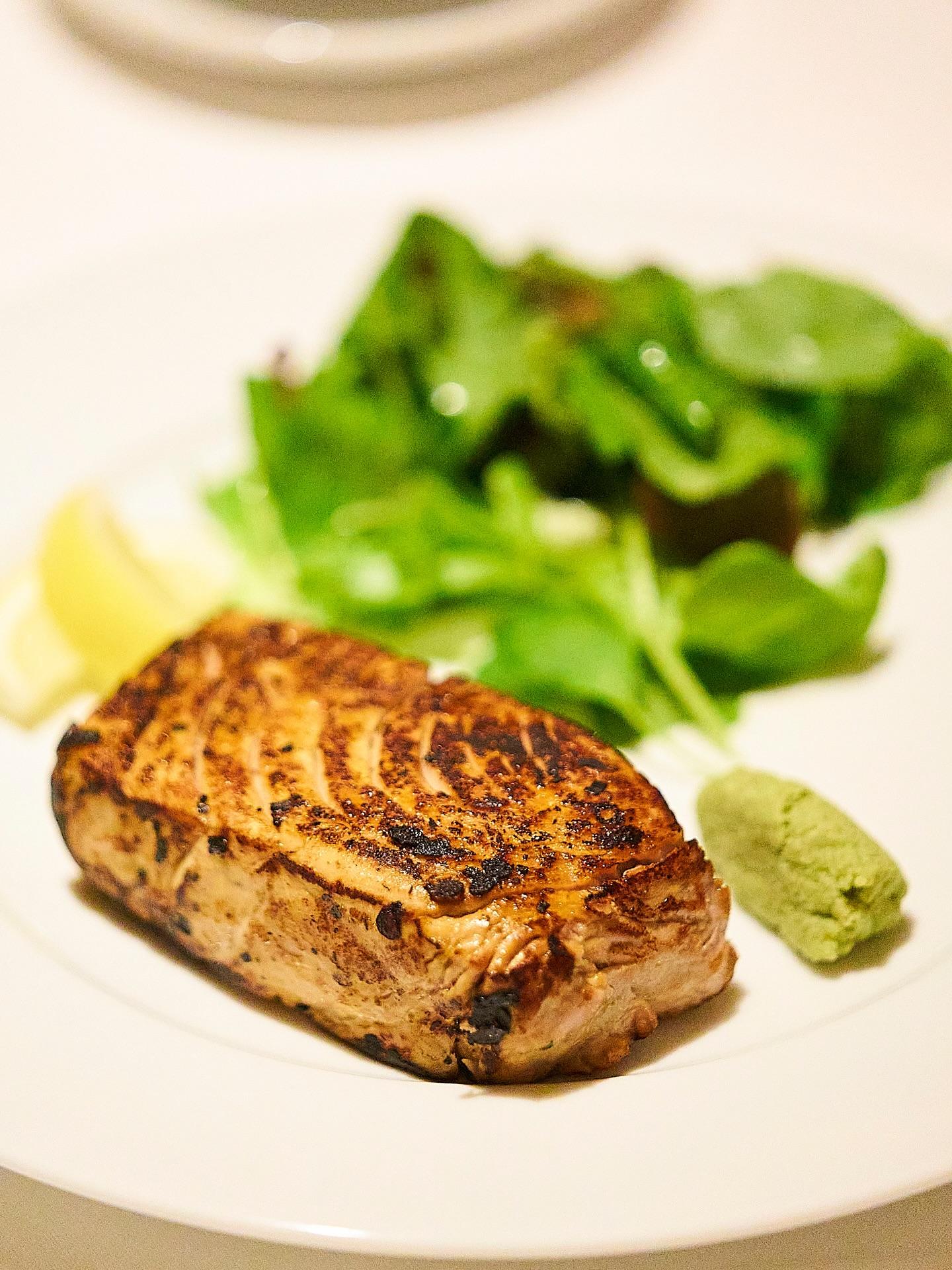 素材の魅力を活かした、鮪のグリル。