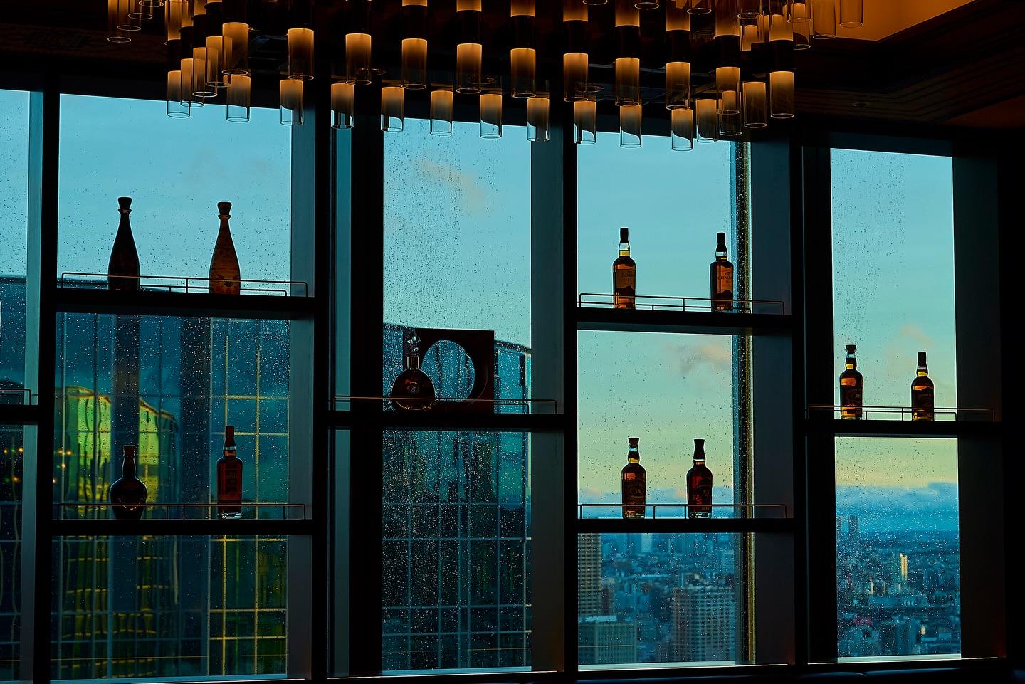 外の喧騒を忘れさせる、静かで洗練された空間。