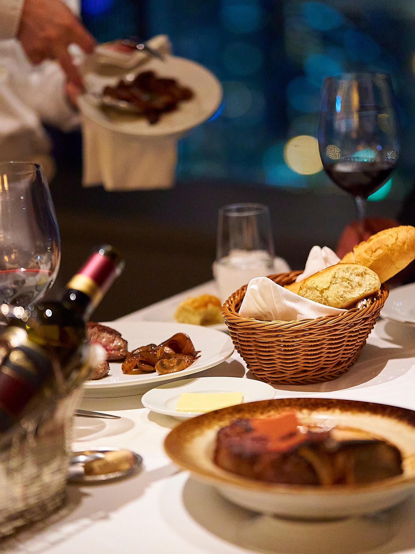 テーブルいっぱいに広がる、彩り豊かな一皿一皿。