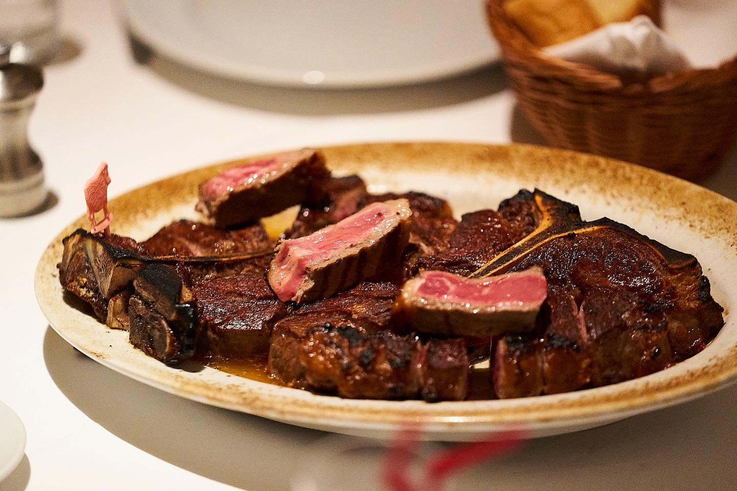 ナイフを入れた瞬間にあふれ出す、艶やかな肉汁。