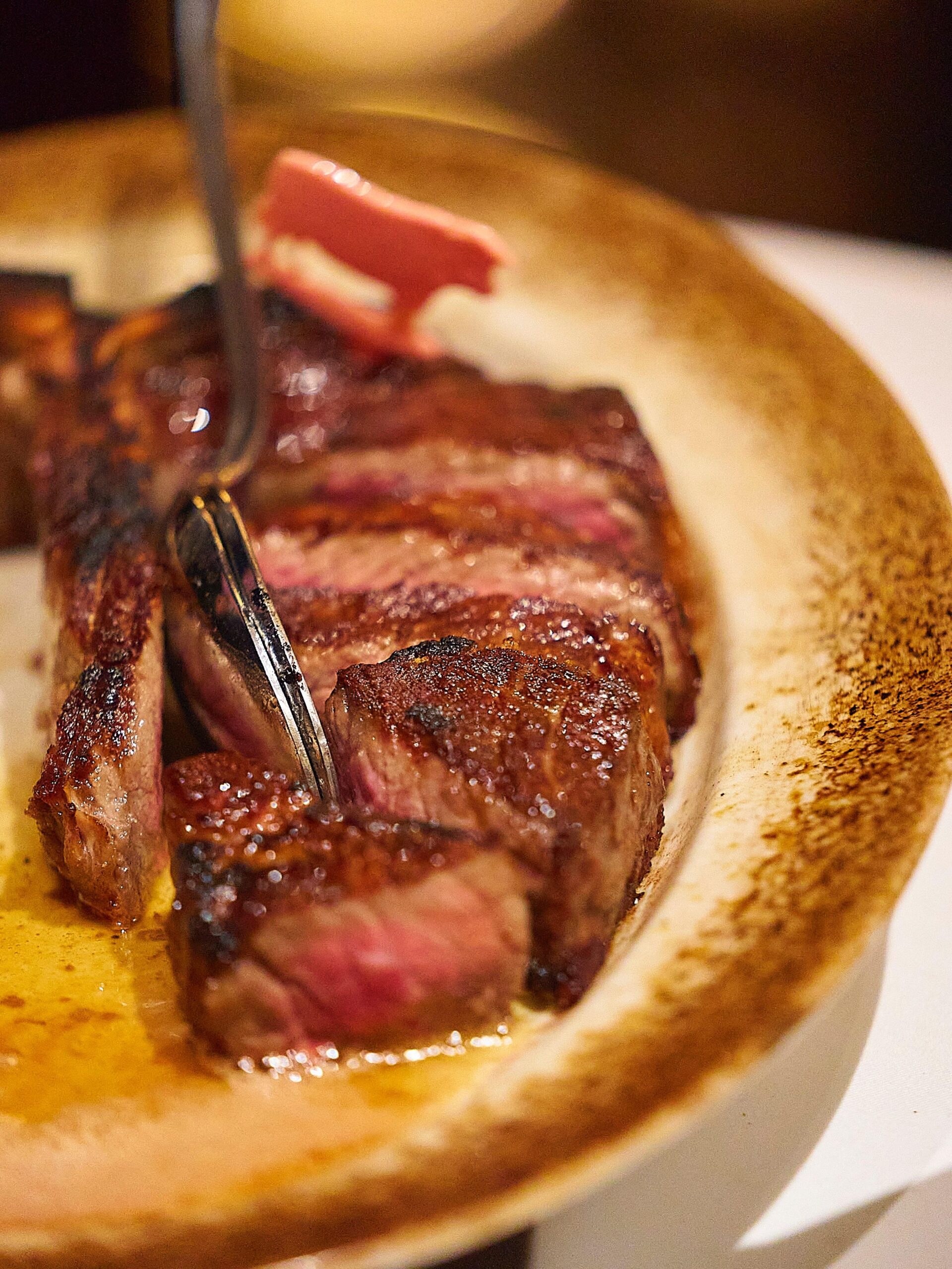 プライムグレードの熟成肉だからこそ生まれる、奥深い味わい。